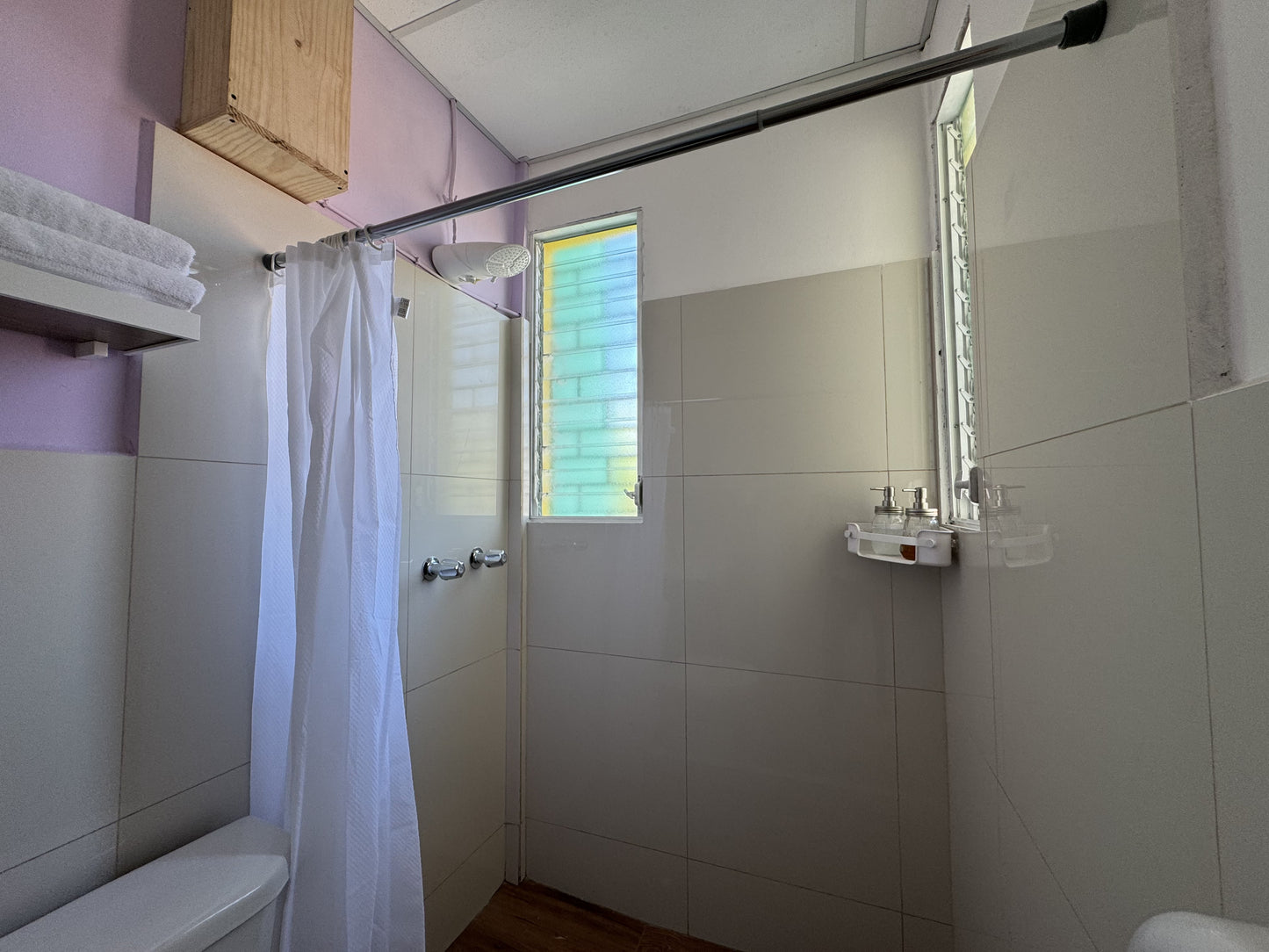 Oasis Lila: Habitación con dos camas matrimoniales, AC y baño privado